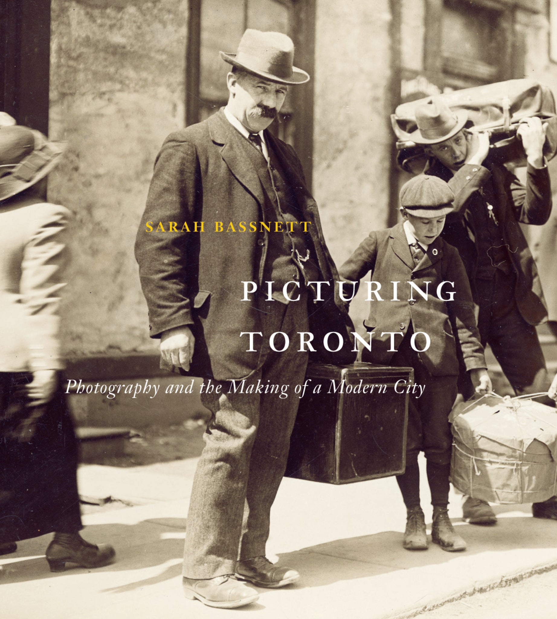 Cover image for Picturing Toronto ISBN 9780228013808